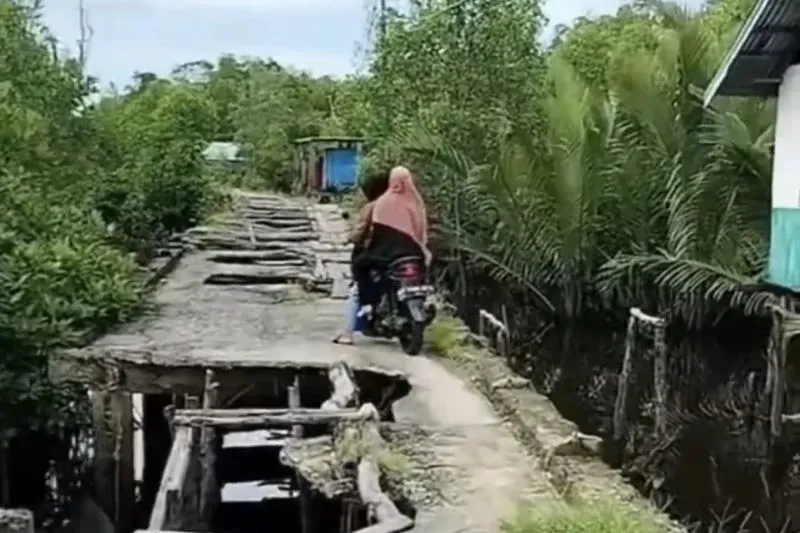 Tak Punya Dana, Pemerintah Beberkan Alasan Sulit Perbaiki Jalan Sakaratul Maut di Riau yang Viral