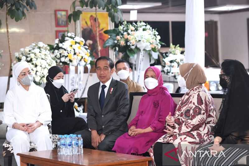 Tanpa Istirahat, Presiden Jokowi dan Ibu Iriana Takziah ke Rumah Duka Tjahjo Kumolo