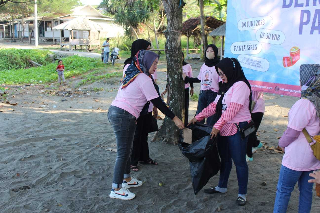 Tarik Wisatawan, Srikandi Ganjar Jabar Bersih-Bersih Pantai di Cianjur 1