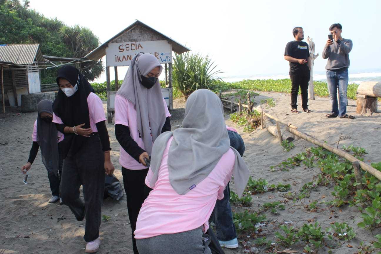 Tarik Wisatawan, Srikandi Ganjar Jabar Bersih-Bersih Pantai di Cianjur 3