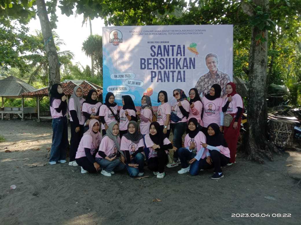 Tarik Wisatawan, Srikandi Ganjar Jabar Bersih-Bersih Pantai di Cianjur 4
