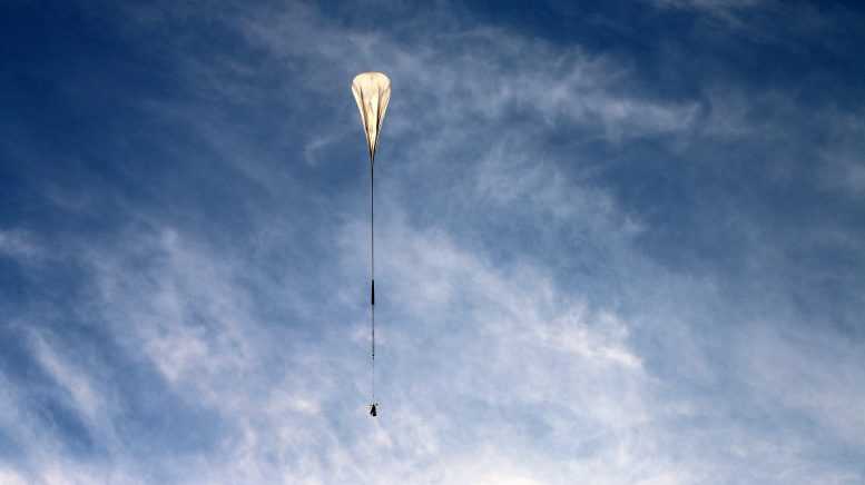 Teleskop Ruang Angkasa Generasi Berikutnya Yang Terbang Di Atas Awan Dengan Balon