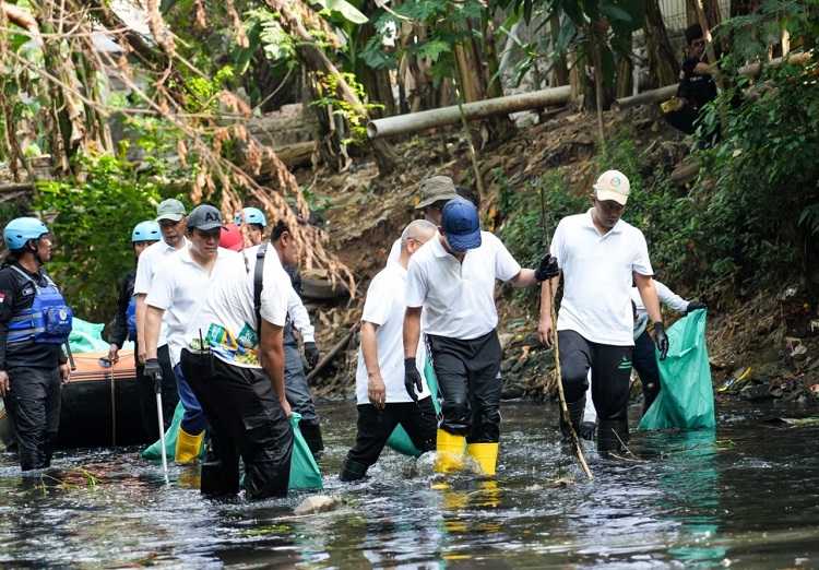 Terjun Bersihkan Sampah Kali Cipinang, Awali Gebrakan Menteri LH Atasi Pencemaran Sungai di Jakarta