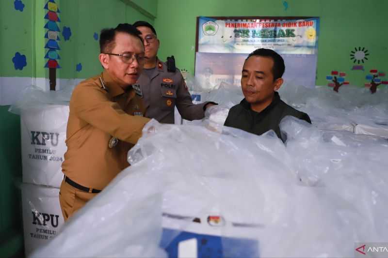 Terjun ke Lapangan, Bupati Bekasi Tinjau Gudang Logistik Pastikan Distribusi Lancar