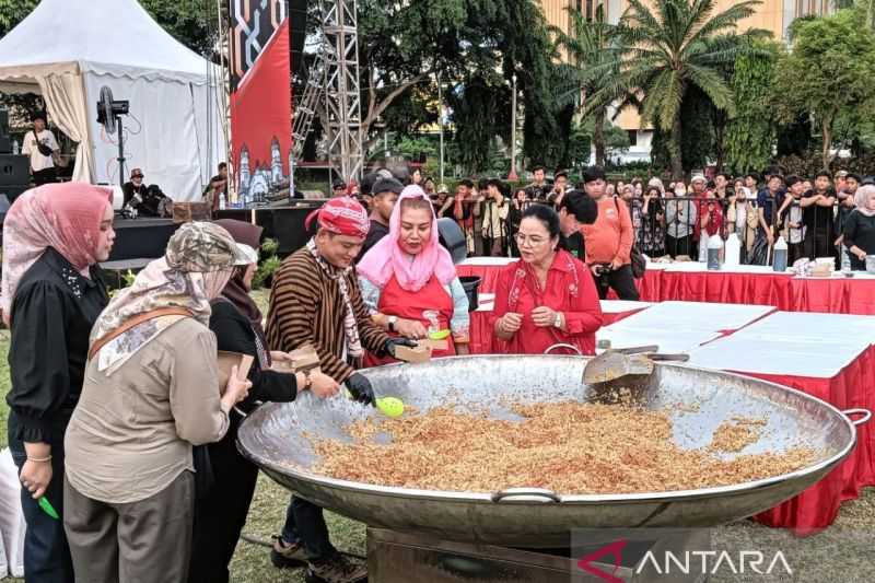 Terjun Langsung Wali Kota Semarang Bersama Chef Bobon Masak Nasi Goreng di Wajan Raksasa