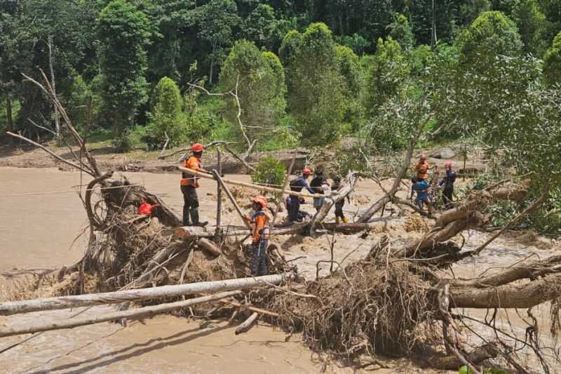 Terus Kerja Keras, Basarnas Makassar Evakuasi 52 Korban Banjir Sungai Latimojong Luwu