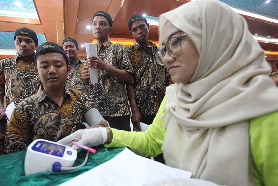 Tes Kesehatan Kru Dapur Asrama Haji Embarkasi Surabaya