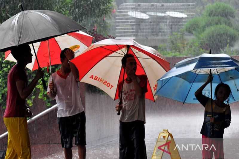 Tetap Waspada! Hujan Masih Akan Mengguyur Kota-kota Besar dengan Berbagai Intensitas