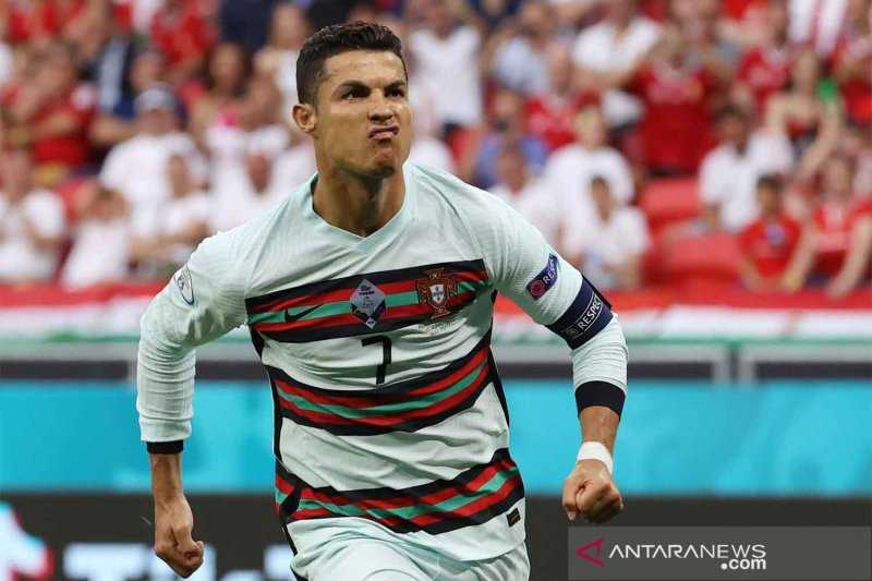 Tidak Hanya Jago di Lapangan Bola, Ronaldo Jadi Orang Pertama yang Capai 300 Juta Pengikut di Instagram