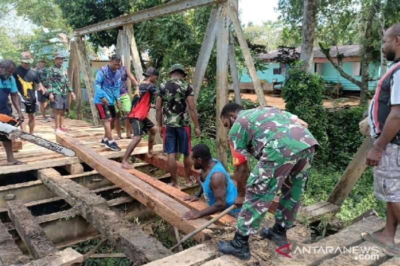 Tidak Hanya Memburu KKB, Anggota TNI Juga Melakukan Hal yang Mengagetkan Ini di Papua