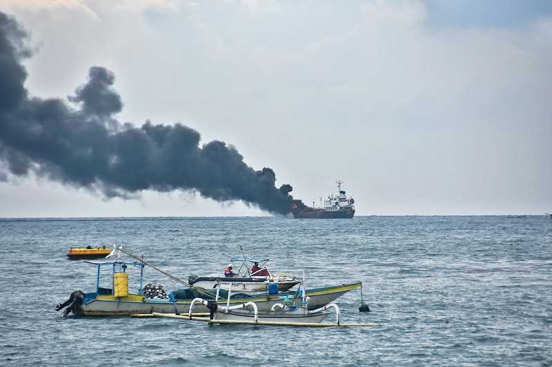 Tiga Korban Kebakaran Kapal BBM Pertamina Di Lombok Masih Dicari ...