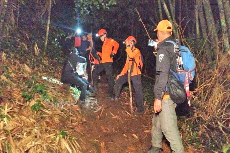 Tim SAR Evakuasi Pendaki Gunung Tampusu yang Alami Cedera Kaki