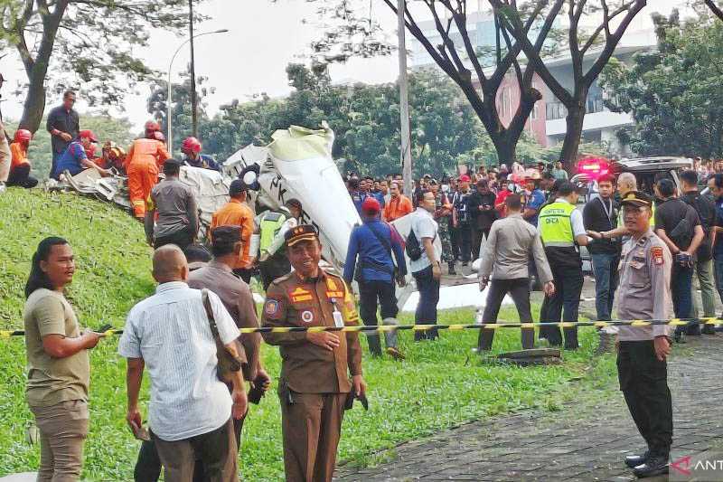 Tim SAR Evakuasi Pesawat Ringan PK-IFP yang Jatuh di Tangerang Selatan