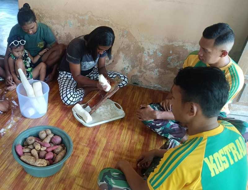 Tingkatkan Ekonomi Masyarakat, Satgas Yonarmed 1 Kostrad Ajarkan Pengolahan Singkong