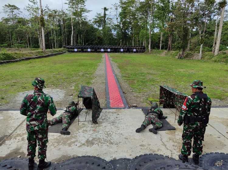 Tingkatkan Kemampuan, Prajurit Kodim Mimika Latihan Menembak Senjata Ringan