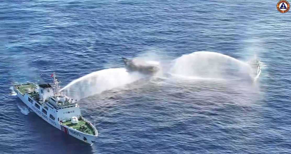Tiongkok Serang Kapal Pasokan Filipina dengan Meriam Air