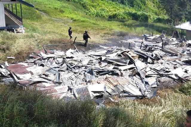 TNI dan Polri Kejar KKSB Pembakar Rumah Kepala Suku