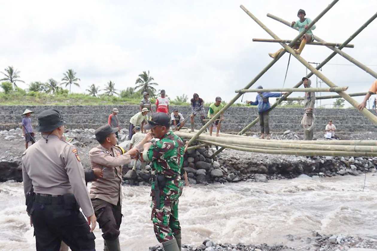 TNI-Polri Bantu Warga Bangun Jembatan Darurat Dampak Banjir Lahar Semeru