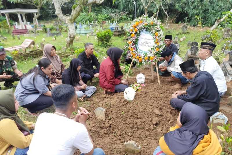 Tragedi Kanjuruhan yang Mengenaskan, Tembakan Salvo Iringi Pemakaman Polisi Korban Suporter Asal Trenggalek