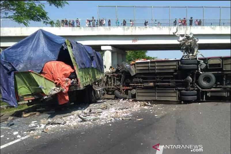 Truk Gandeng Terbalik di Jalan Tol Cipali Palimanan,  Contra Flow Diberlakukan untuk Urai Kemacetan