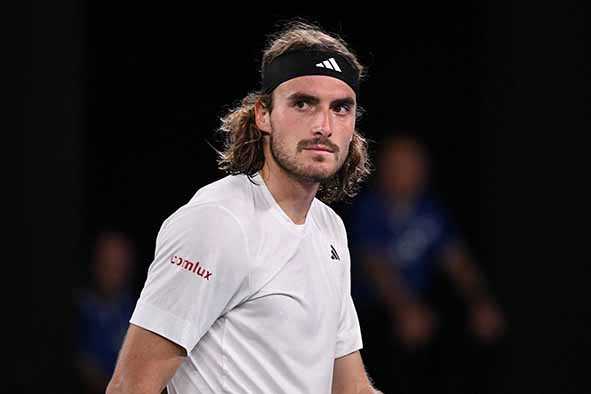 Tsitsipas Terganggu Cedera Bahu