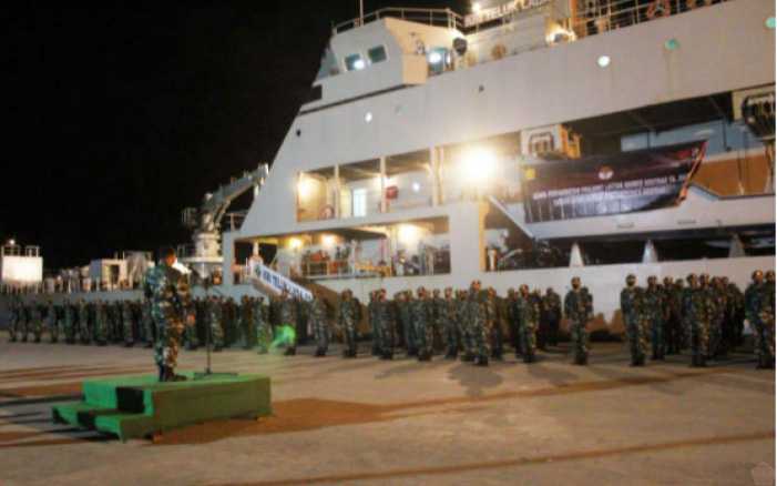 Turun dari Kapal Perang di Pelabuhan Merauke, Para Prajurit Ini Disambut Langsung Komandan Batalyonnya