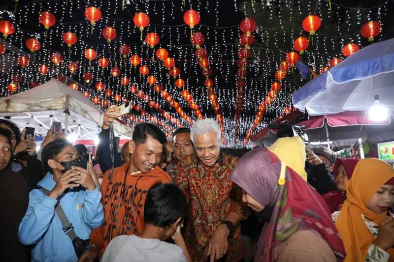 Ucapkan Selamat Imlek, Ganjar Beri Kejutan Warga di Kelenteng Tua Pasar Gede