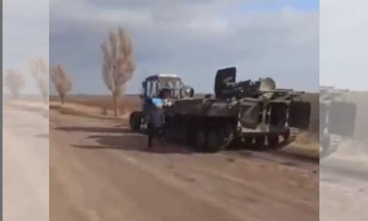 Viral! Momen Petani Ukraina Curi Tank Rusia Ditarik Pakai Traktor, Usai Kabar Kendaraan Militer Putin Kehabisan Bahan Bakar Beredar