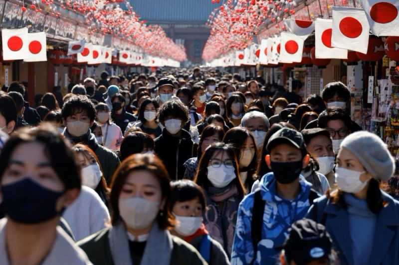Wajib Ditiru, Warga Jepang Tetap Pakai Masker di Tengah Pelonggaran Aturan