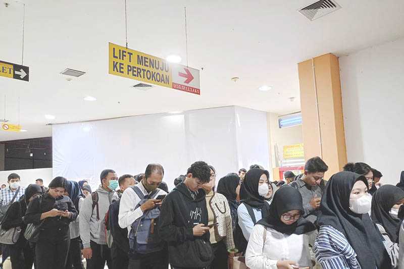 Warga Antusias Antre dalam 'Job Fair'