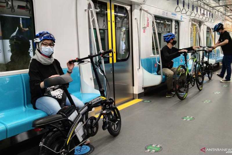 Warga Jakarta Jajal dan Sambut Gembira Fasilitas Khusus Sepeda Nonlipat MRT