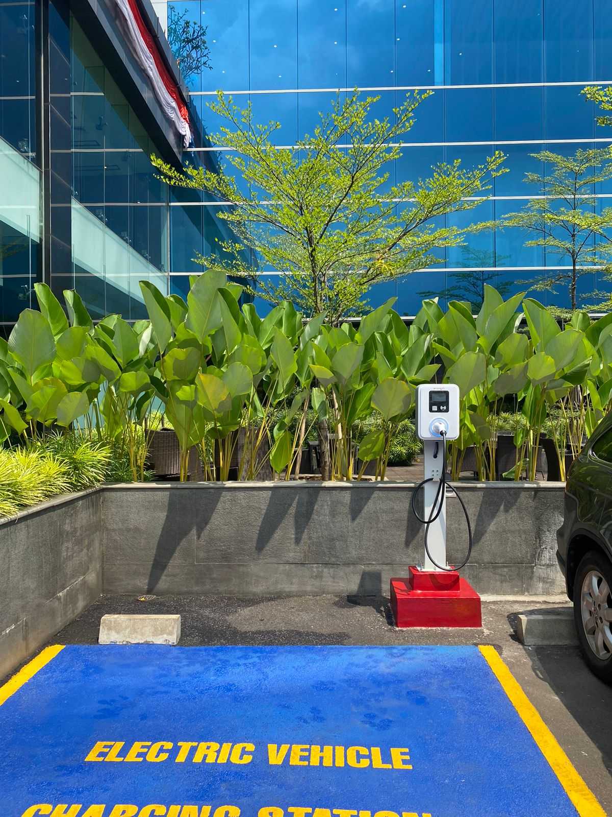 Wow! Charger Mobil Listrik Ada di Avenzel Hotel and Convention yang Bekerja Sama dengan Starvo