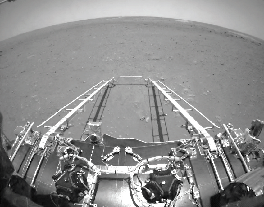 Zhurong, Wahana Penjelajah Tiongkok Kirim Foto Pertamanya dari Mars