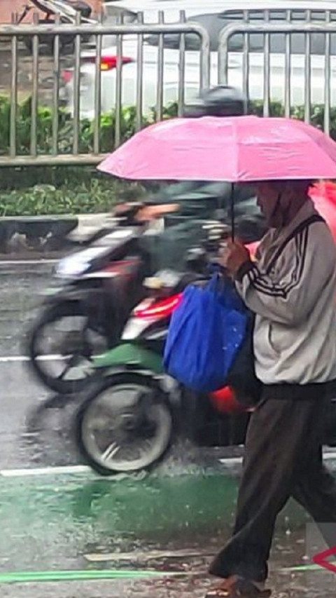 Cuaca Hari Ini, Hujan Disertai Petir Mengguyur Mayoritas Kota Besar 