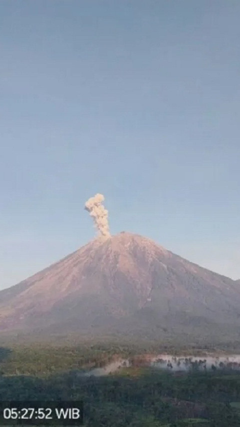 Gunung Semeru Erupsi, Letusan Hingga 1 Km