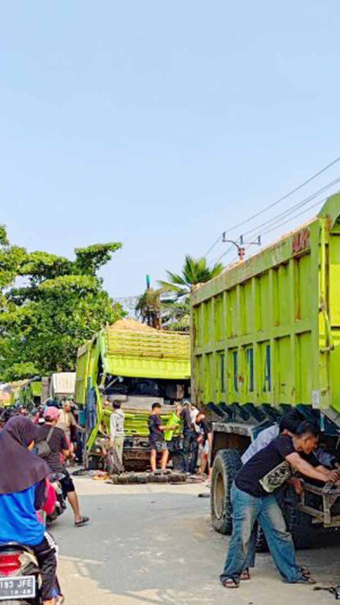 Ratusan Warga Jarah Barang Kendaraan Tambang di Tangerang 