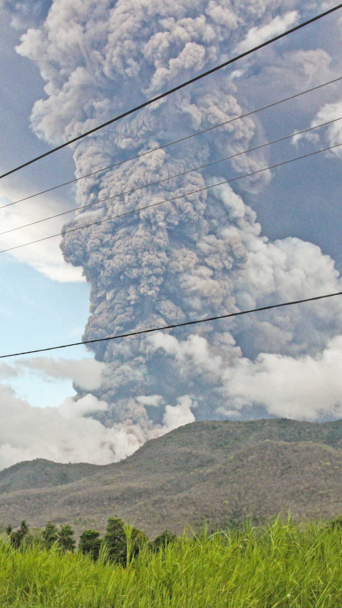 Gunung Lewotobi Laki-laki Erupsi