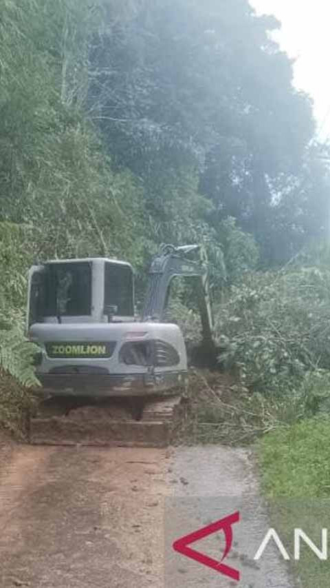 BPBD Muara Enim Tangani Longsor di Jalan Desa Seri Tanjung