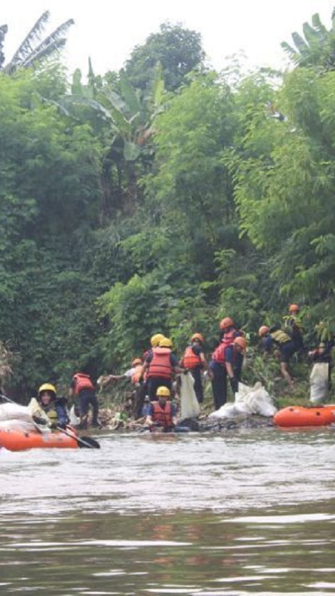 Hari Ciliwung Diperingati dengan Aksi Bersih-bersih Sungai dan Tebar Benih Ikan