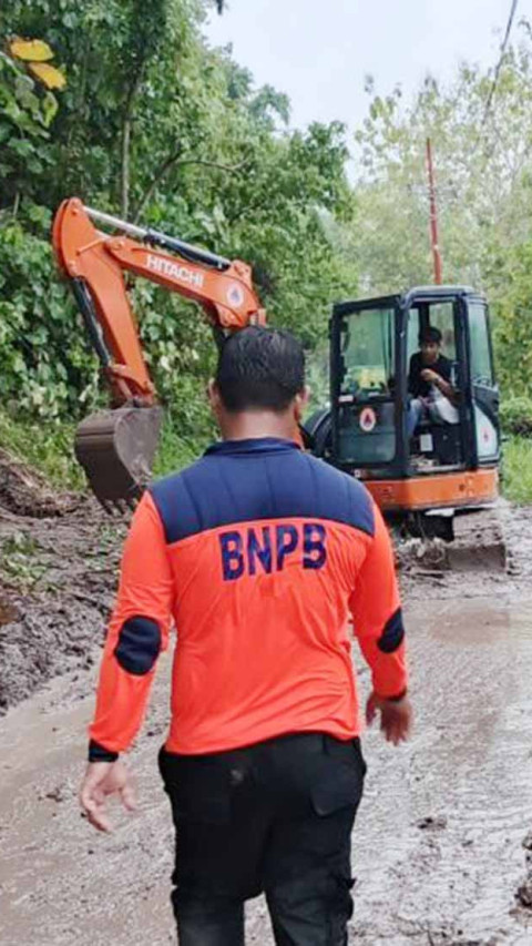 Longsor di Jalan Desa Talang Duku Dibersihkan BPBD OKU Selatan 