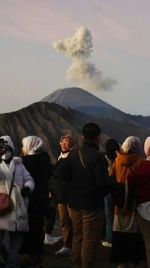 Gunung Semeru Dua Kali Erupsi pada Sabtu Pagi