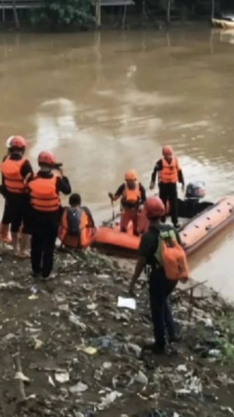 Pemulung Hanyut di Sungai Citarum, BPBD Bandung dan Tim SAR Masih Lakukan Pencarian