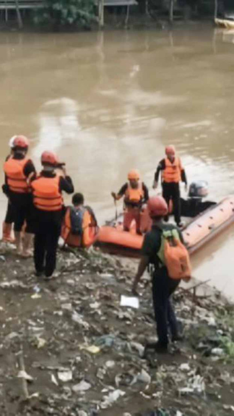 Pencarian Korban Hanyut di Sungai Citarum Dilakukan BPBD Bandung dan SAR    