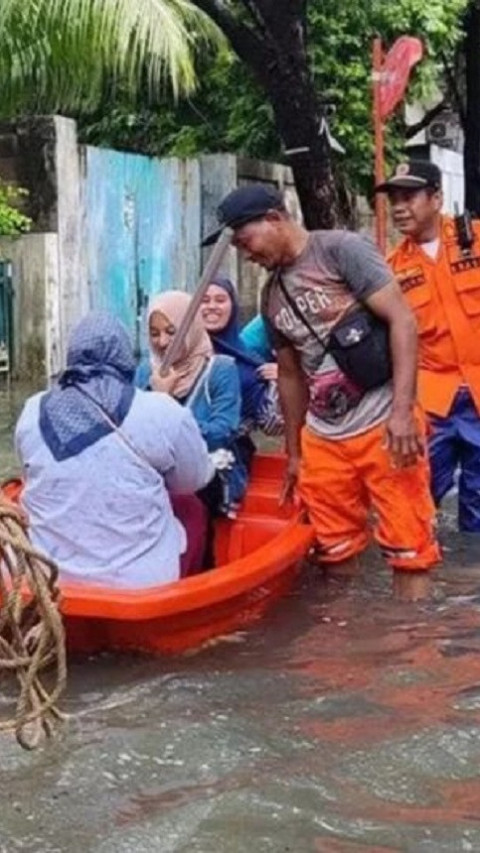 KPU DKI Sediakan Perahu Karet Menuju TPS bagi Pemilih yang Terkendala Banjir