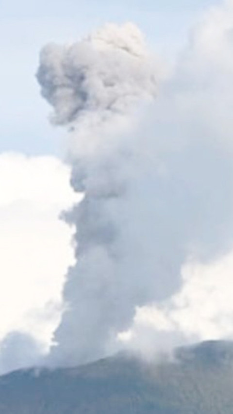 Gunung Ibu Kembali Erupsi