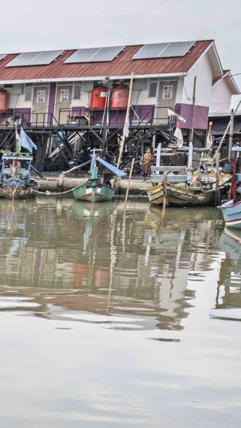 Rumah Panggung Apung Pesisir Jakarta