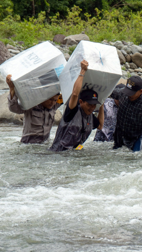 Distribusi logistik Pilkada ke daerah pelosok