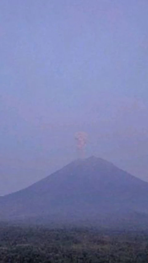 Gunung Semeru Erupsi dengan Tinggi Letusan 1 KM