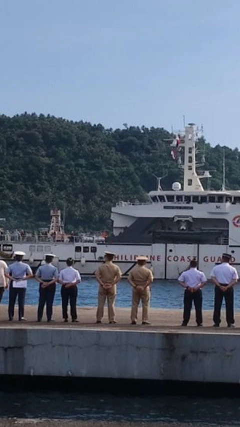 Bakamla RI sambut kedatangan kapal PCG BRP Gabriela di dermaga Bitung