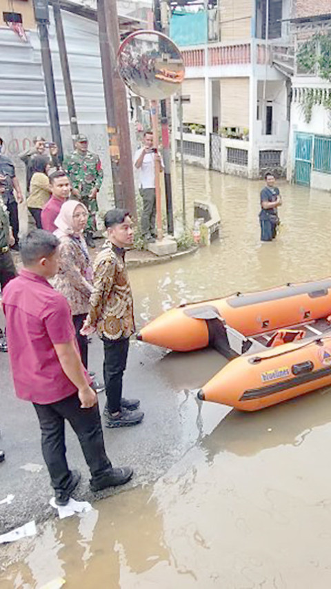 Wapres Gibran Tinjau Warga Terdampak Banjir di Kampung Melayu dan Cawang